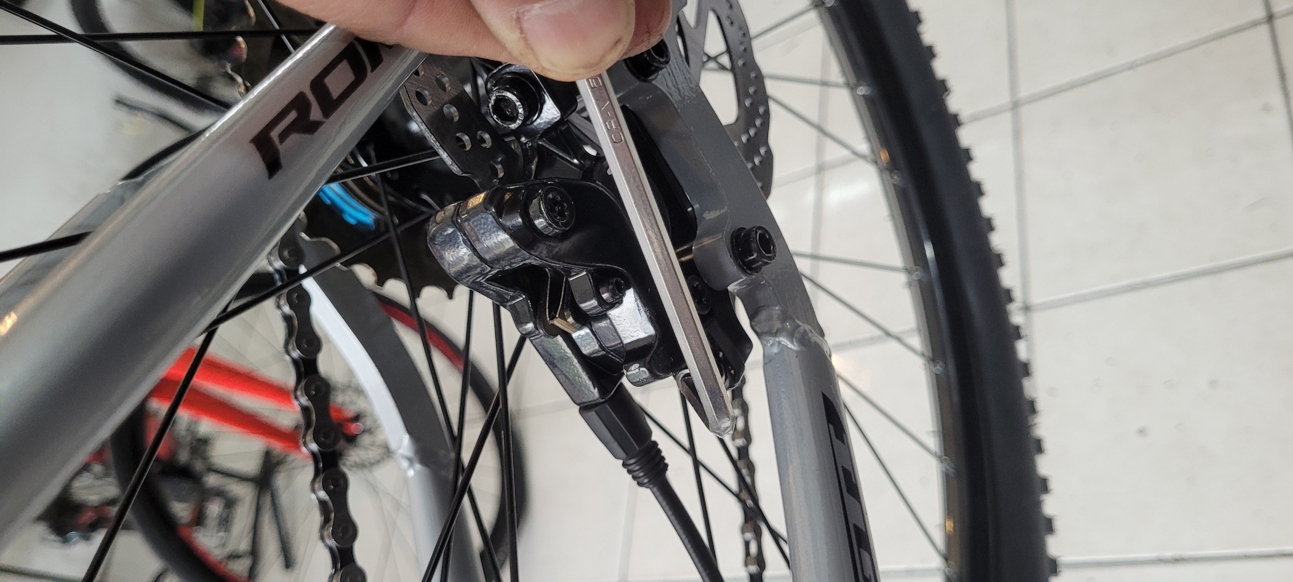 Ajuste de freio a disco em bicicleta