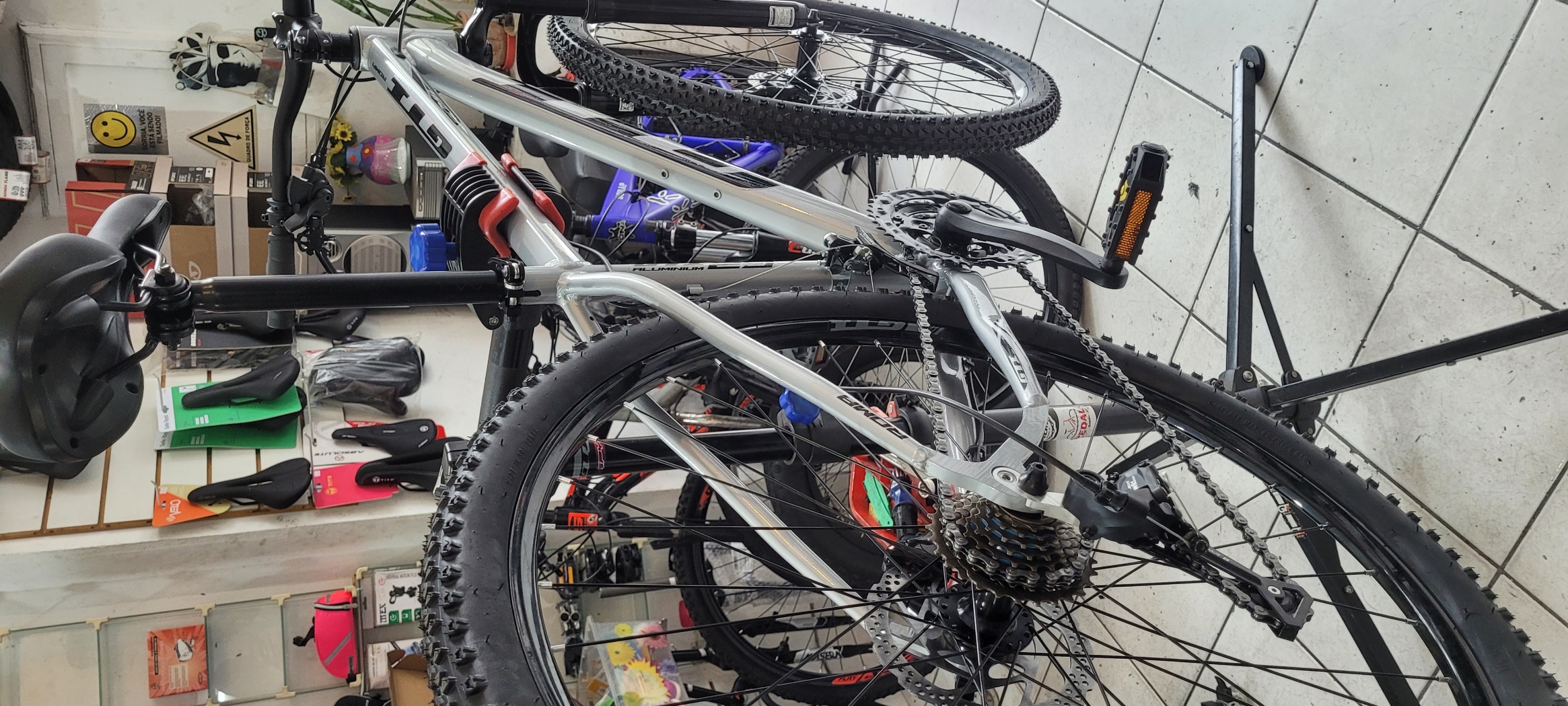 Bicicleta em revisão no cavalete da Pedal Redondo
